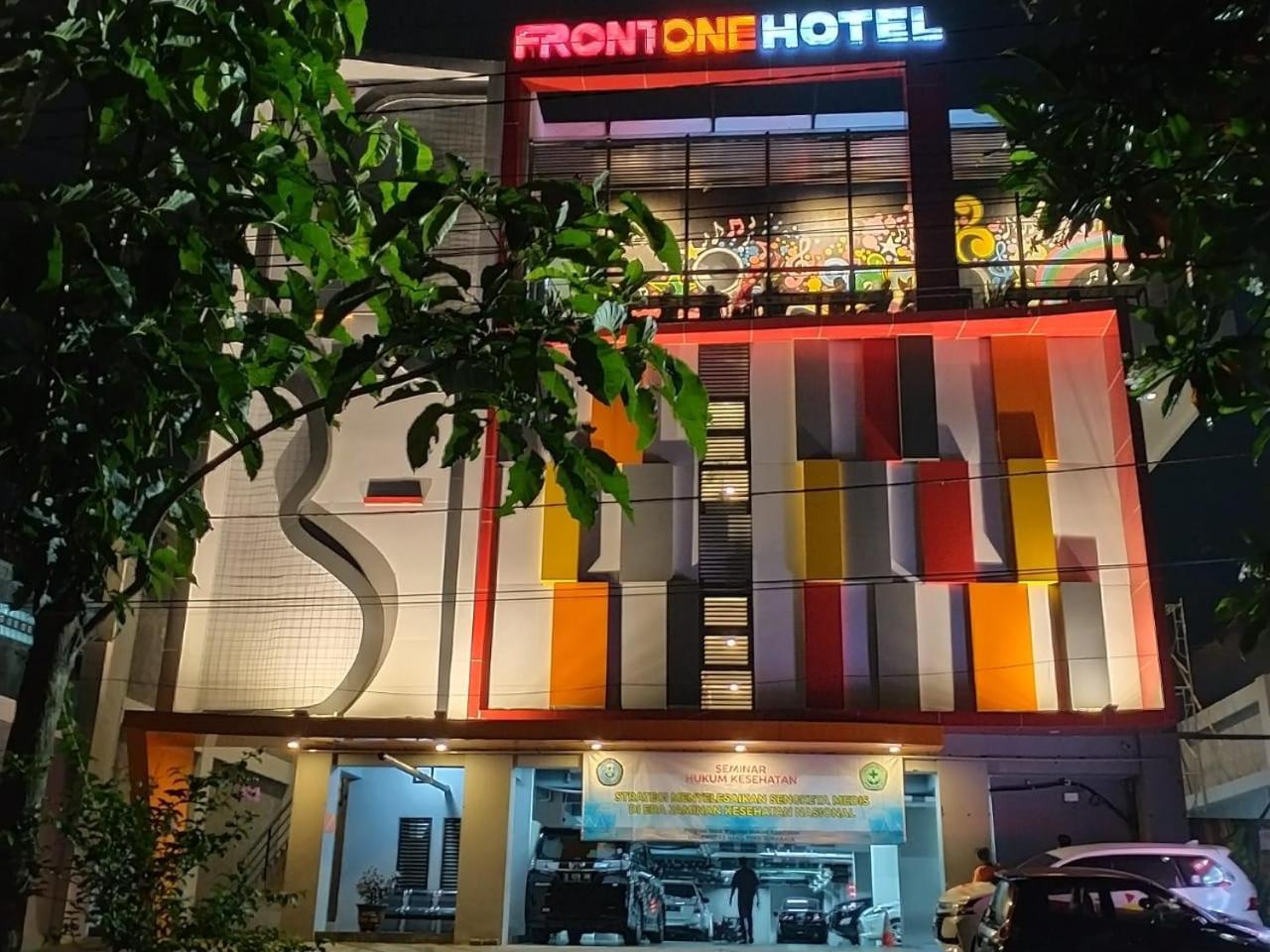 Front One Hotel Tulungagung Exterior foto